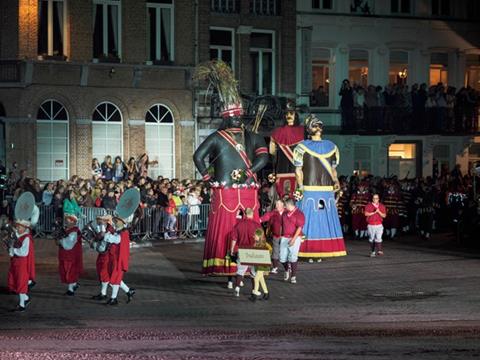 Traditioneller Riesenumzug, Katuit